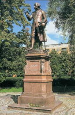 „Er gehört der Welt und Menschheit“: Kant-Denkmal vor der Albertina in Königsberg. Foto: Archiv