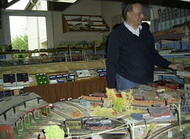 Bernd Harder mit seiner Modellbahn-Großanlage